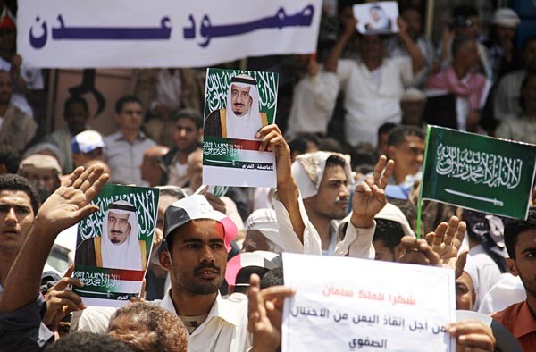 الاف اليمنيين يرفعون صور خادم الحرمين الشريفين تاييدا لـ عاصفة الحزم في تعز امس	 افپ
