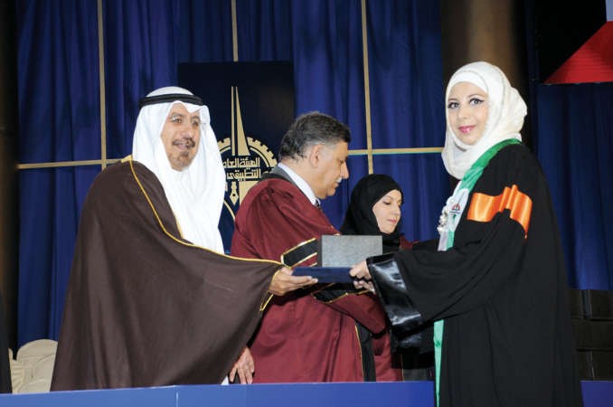 الشيخ دمحمد الصباح مكرما احدى الخريجات﻿