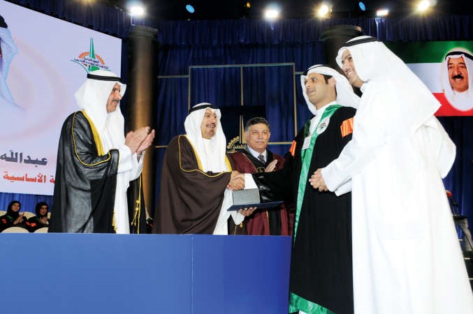 احد المتفوقين يتسلم تكريمه﻿