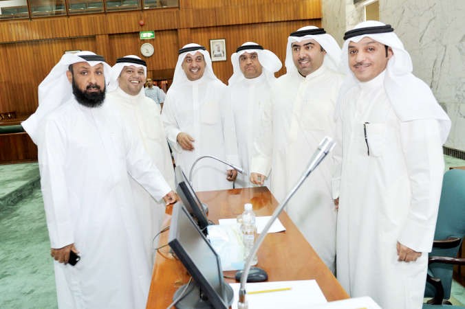 نايف السور واسامة العتيبي ومشعل الجويسري ومهلهل الخالد وفهد الصانع ومانع العجمي احمد علي