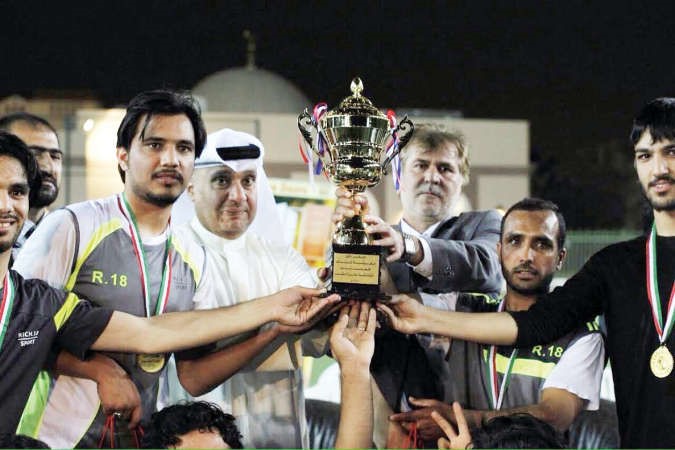 وليد الانصاري يسلم الكاس للفائز
