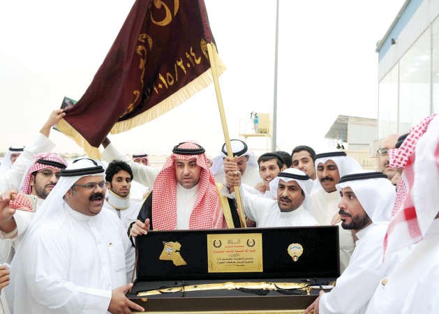 الشيخ عبدالله الحمود يسلم اسطبل الزبني مفتاح السيارة﻿