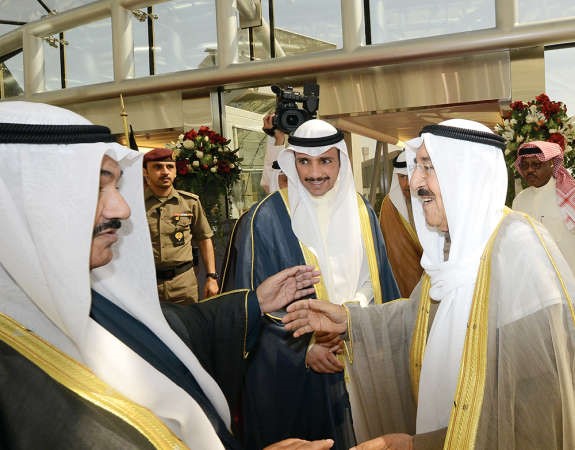 سمو الشيخ ناصر المحمد مودعا صاحب السمو ويبدو مرزوق الغانم﻿