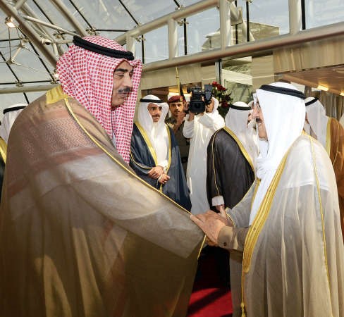 صاحب السمو مصافحا الشيخ صباح الخالد ﻿
