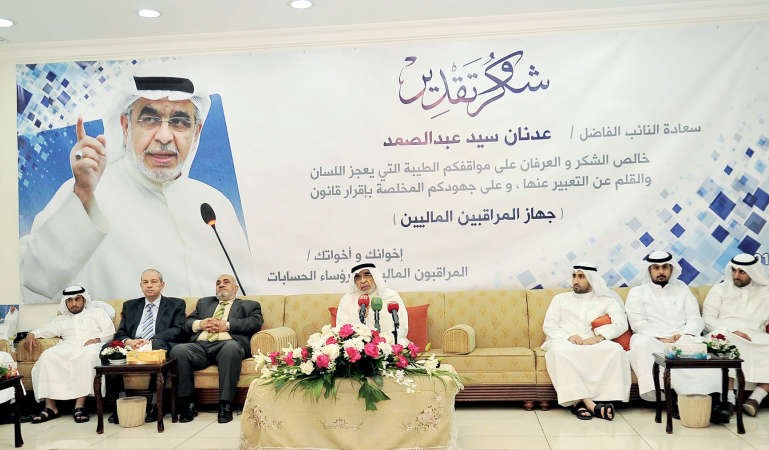 عدنان عبدالصمد متحدثا في ديوانه خلال حفل تكريم اقامه على شرفه المراقبون الماليون