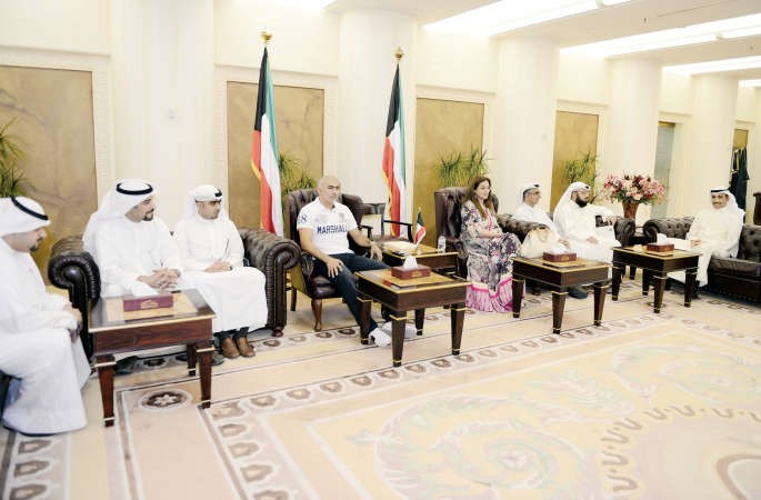 الرئيس الغانم خلال استقباله وفد المسرحين