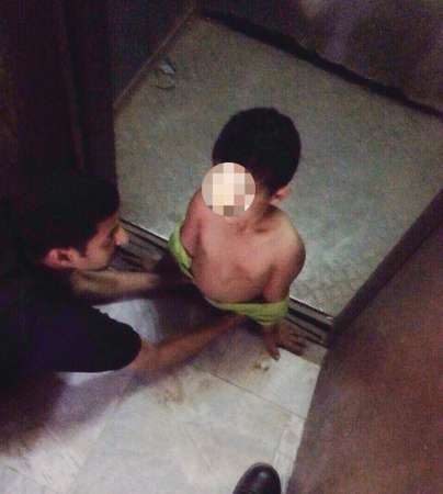 رجل اطفاء يهدئ من روع الطفل المحتجز﻿