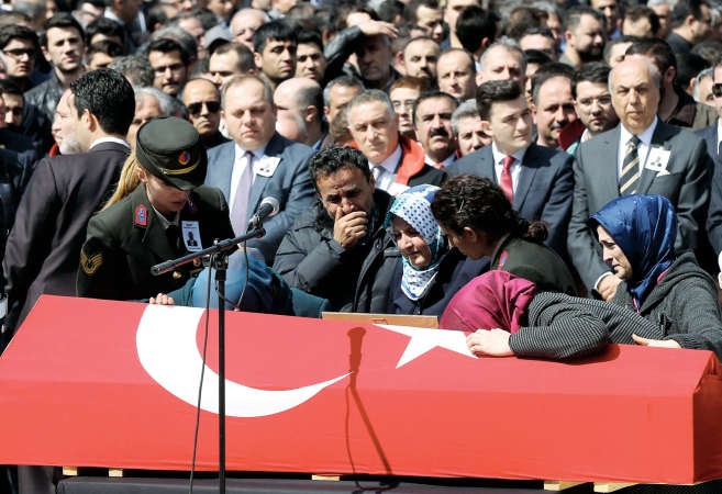 ﻿عائلة المدعي العام التركي محمد سليم كيراز خلال تشييعهم جثمانه في اسطنبول امس الاول 	اپ ﻿