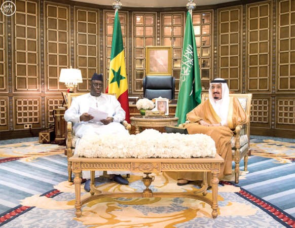خادم الحرمين الملك سلمان بن عبدالعزيز مستقبلا الرئيس السنغالي ماكي سال واس