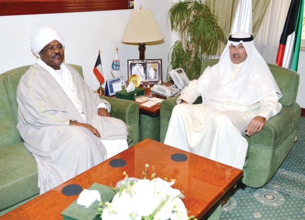  الشيخ فواز الخالد مستقبلا السفير السوداني محيي الدين سالم﻿