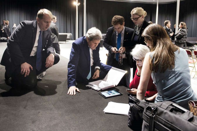 ﻿وزير الخارجية الاميركي جون كيري ومعاونوه عقب المحادثات النووية مع ايران في لوزان امس 	رويترز﻿