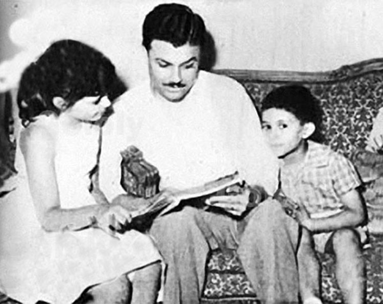 صلاح ذو الفقار في صورة نادرة مع أطفاله