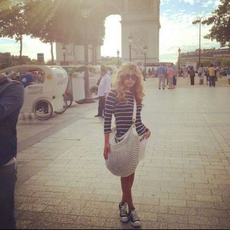 شاهد.. نوال الزغبي تنشر صورة جديدة بشعرها المموج في باريس