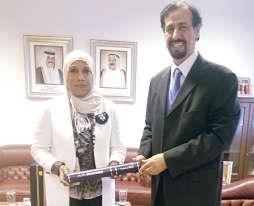 السفير الشيخ علي الخالد يتسلم نسخة من مشروع الزميلة العياضي﻿