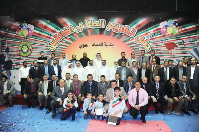 لقطة جماعية لمعلمي المدرسة مع الادارة ﻿