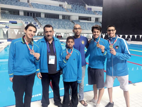ابطال السباحة متوجين بالميداليات الملونة ﻿