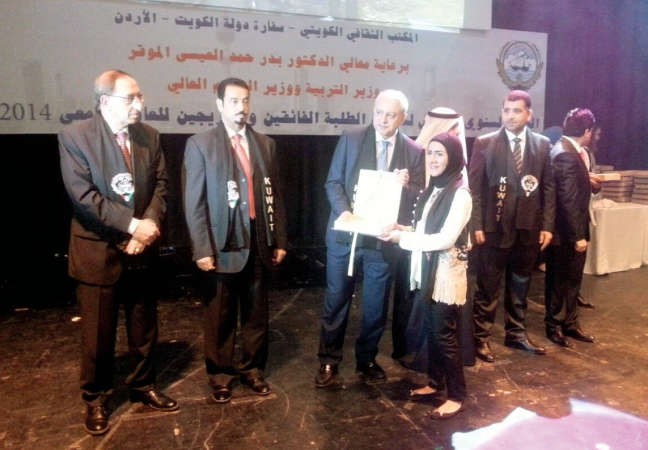 دبدر العيسى خلال تكريم احدى الخريجات ﻿