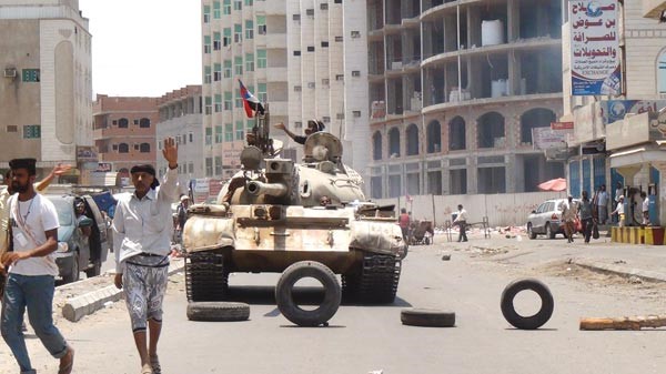 مسلحون مؤيدون للرئيس اليمني عبدربه منصور هادي منتشرون في شوارع عدن افپ