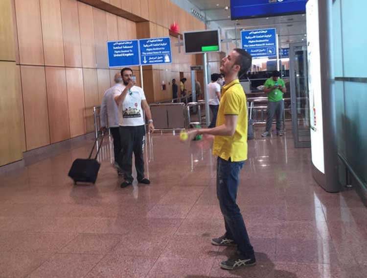 بالفيديو.. اوروبي بمطار جدة يؤدي ألعاباً بهلوانية بعد تأخر رحتله بسبب الأجواء