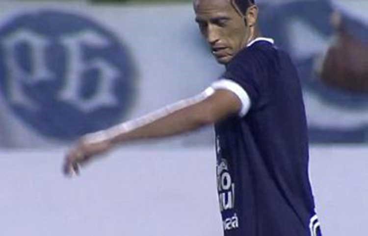 بالفيديو.. لاعب يفاجئ الجمهور بأغرب حلاقة شعر في ملاعب الكرة