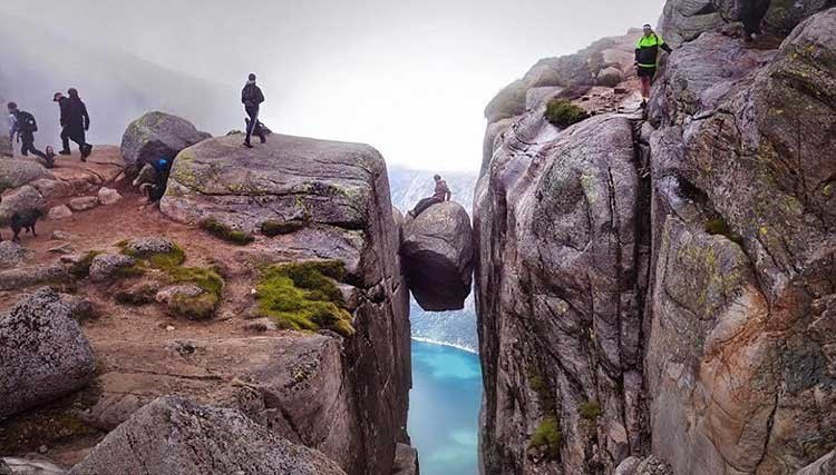 صور مدهشة.. أخطر مزار سياحي في العالم