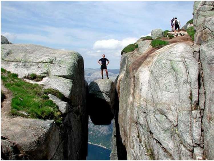 صور مدهشة.. أخطر مزار سياحي في العالم