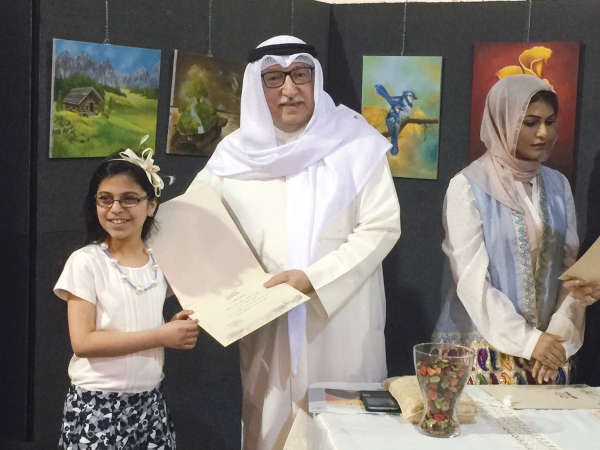 رسامة صغيرة تتسلم شهادتها 