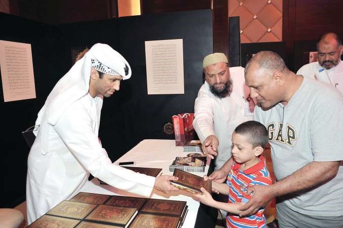 طارق العوضي يوزع نسخا من مصحف الشيخ مكتوم﻿