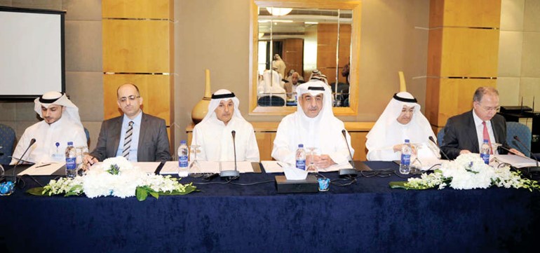 ابراهيم الذربان الثالث من اليمين وبجانبه عماد العيسى خلال عمومية عقارات الكويت﻿