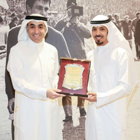 فواز الحساوي يتسلم درعا من احمد عجب﻿