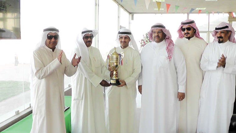 الفائز بالمركز الاول يتسلم الكاس ﻿