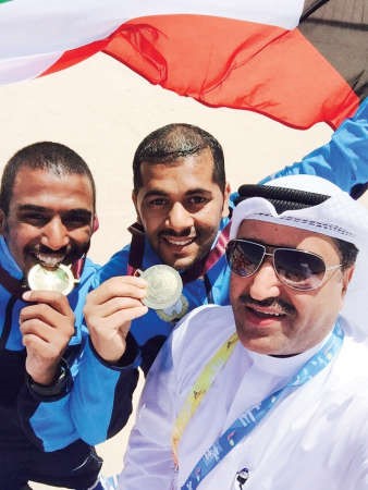 فرحة اللاعبين بالميداليات ﻿
