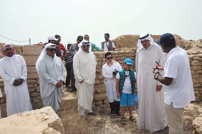 الشيخ سلمان الحمود متفقدا معالم جزيرة فيلكا﻿