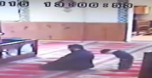 بالفيديو.. للأطفال في شغبهم فنون ولو في المسجد!