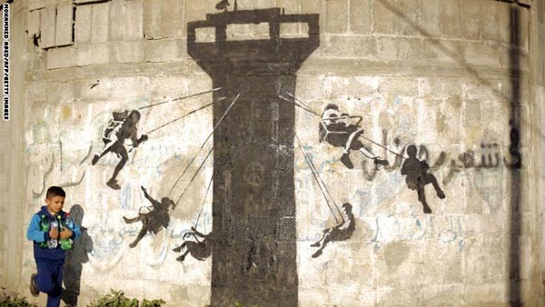 وهذه رسمة اخرى قام بها بانكسي على برج مراقبة تابع للجيش الاسرائيلي