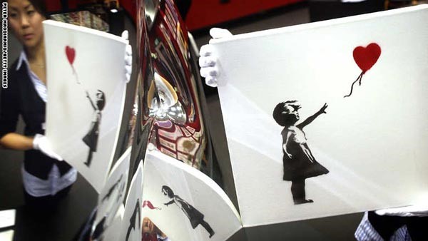 كما عرف بانكسي بنمط معين، البالون على شكل قلب