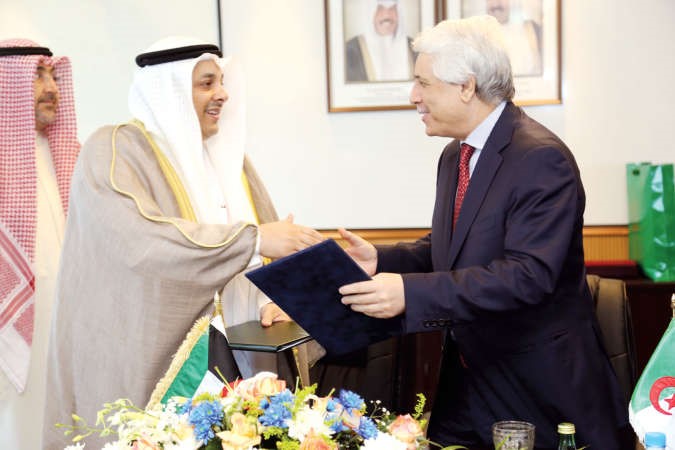 يعقوب الصانع والوزير الجزائري الطيب لوح يوقعان على بنود الاتفاقية﻿