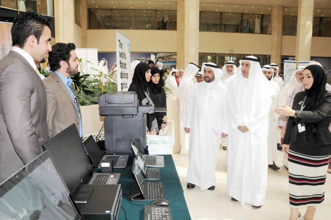 ماحمد الجسار متفقدا احد الاركان في المعرض ﻿