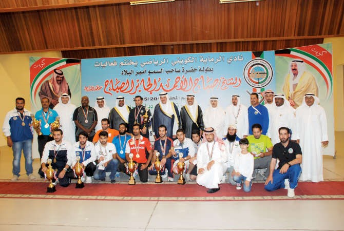 الحمود والشيخ احمد المنصور مع رماة نادي الرماية ﻿