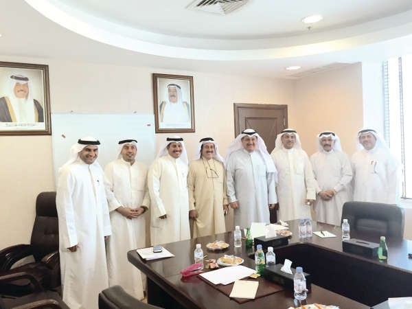 الوزير عيسى الكندري متوسطا رئيس واعضاء المجلس البلدي﻿