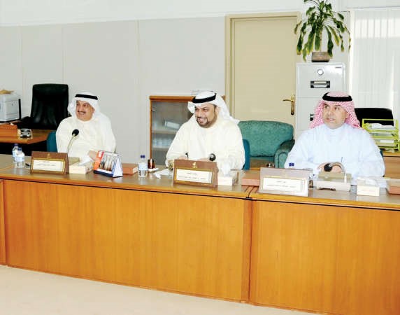 عبدالله التميمي وديوسف الزلزلة وكامل العوضي خلال اجتماع لجنة الاولويات