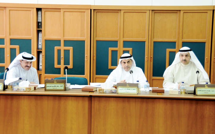 جمال العمر ودعبدالله الطريجي ومحمد طنا خلال اجتماع لجنة المال العام