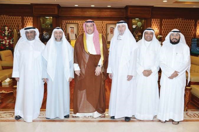 الشيخ فيصل الحمود مستقبلا وفد الهيئة الخيرية 