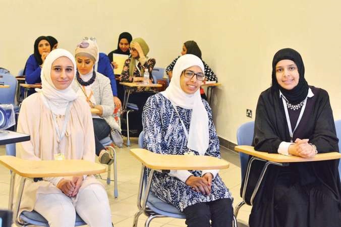 طالبات يشاركن في الملتقى الثقافي