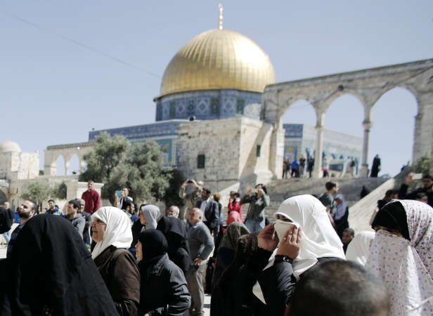 فلسطينيون يتظاهرونبالقرب من مسجد قبة الصخرة احتجاجا على اقتحام مستوطنين للمسجد الاقصى امس افپ

