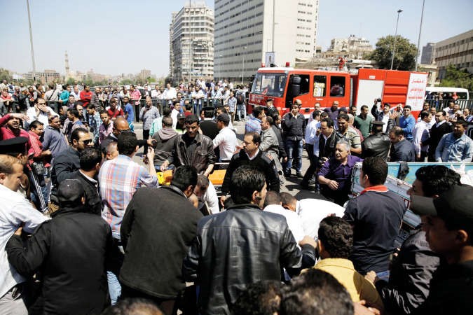 مصريون يعاينون موقع التفجير الذي اودى بحياة شرطي واصاب مدنيين فوق جسر 15 مايو في القاهرة امساپ