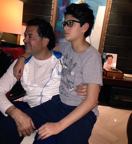 صورة: راغب علامة يشاهد برنامجه The X Factor مع ابنه