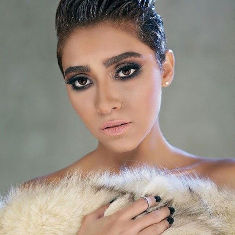 صورة: زيزي عادل تصدم جمهورها بقصة شعر رجالي