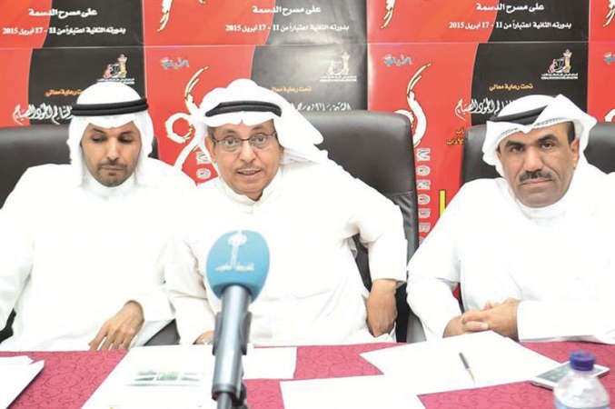 مدير المهرجان جمال اللهو يتوسط الزميل مفرح الشمري ومنسق المهرجان عبدالله الرويشد