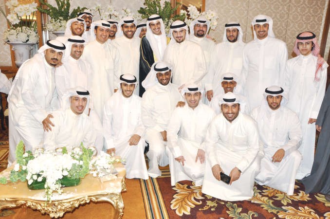 المعرس يوسف ابراهيم الخميس متوسطا الاصدقاء في لقطة تذكارية